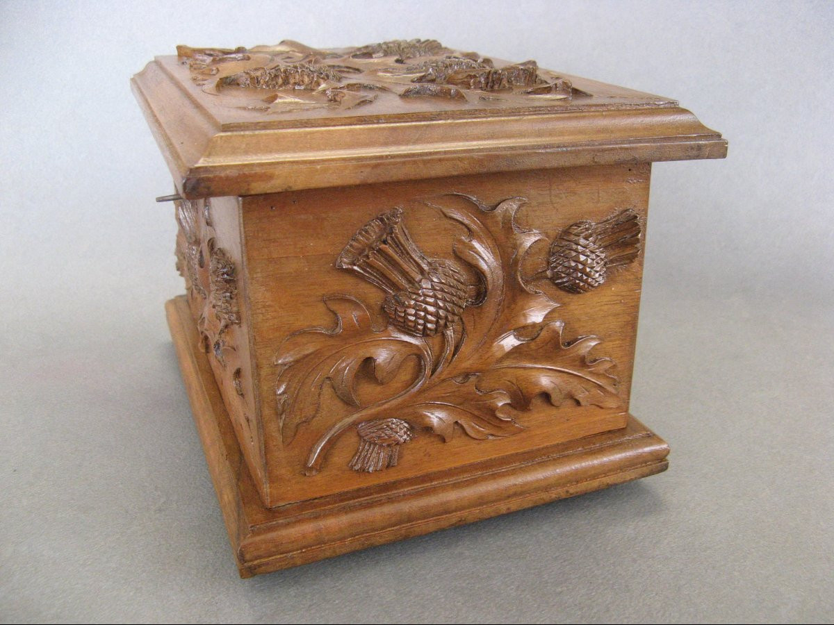 Coffret En Bois Sculpté Aux Chardons Art Nouveau Vers 1900.-photo-2