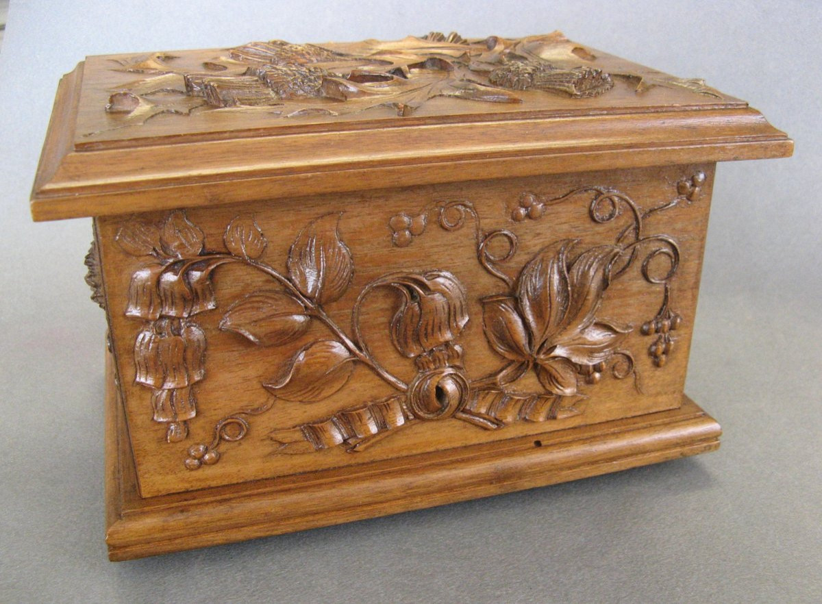 Coffret En Bois Sculpté Aux Chardons Art Nouveau Vers 1900.-photo-3