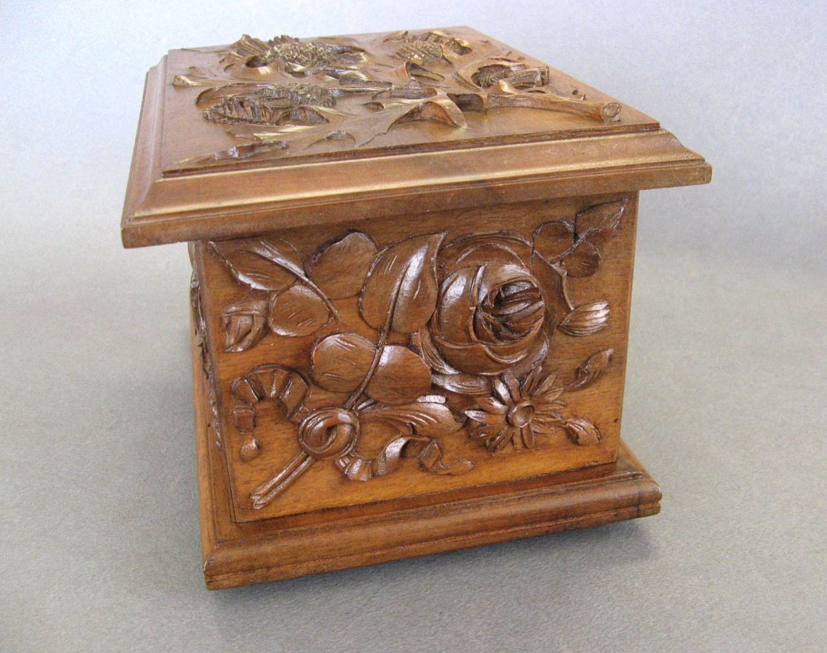 Coffret En Bois Sculpté Aux Chardons Art Nouveau Vers 1900.-photo-4