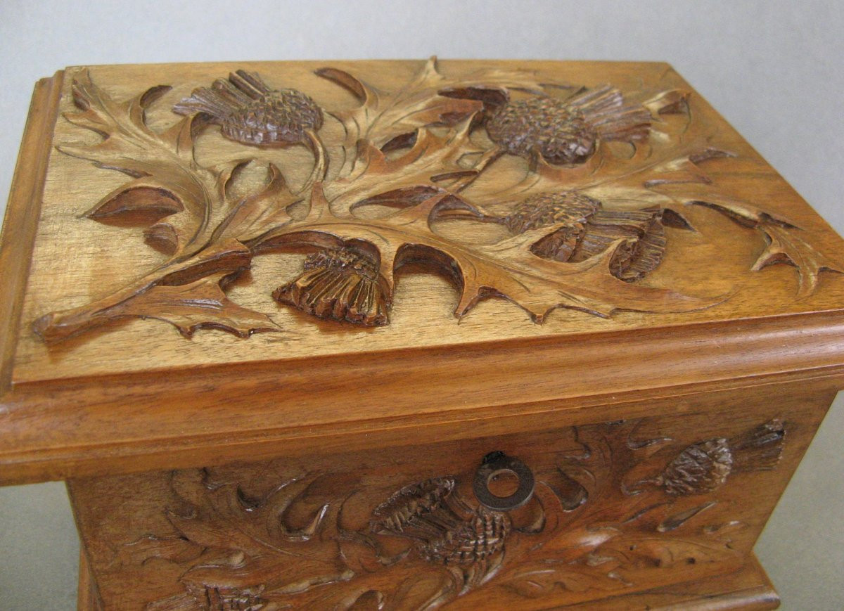 Coffret En Bois Sculpté Aux Chardons Art Nouveau Vers 1900.-photo-3