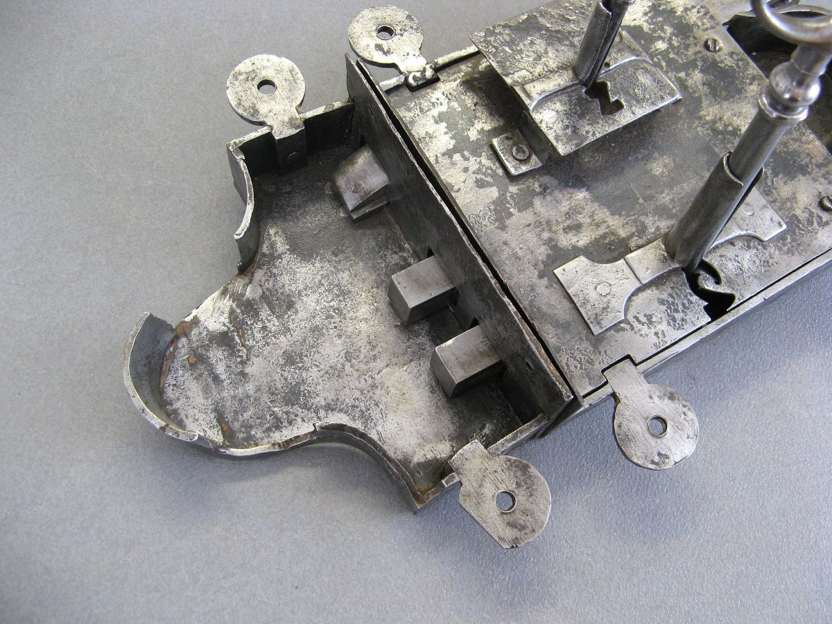 Large Castle Gate Lock.-photo-2