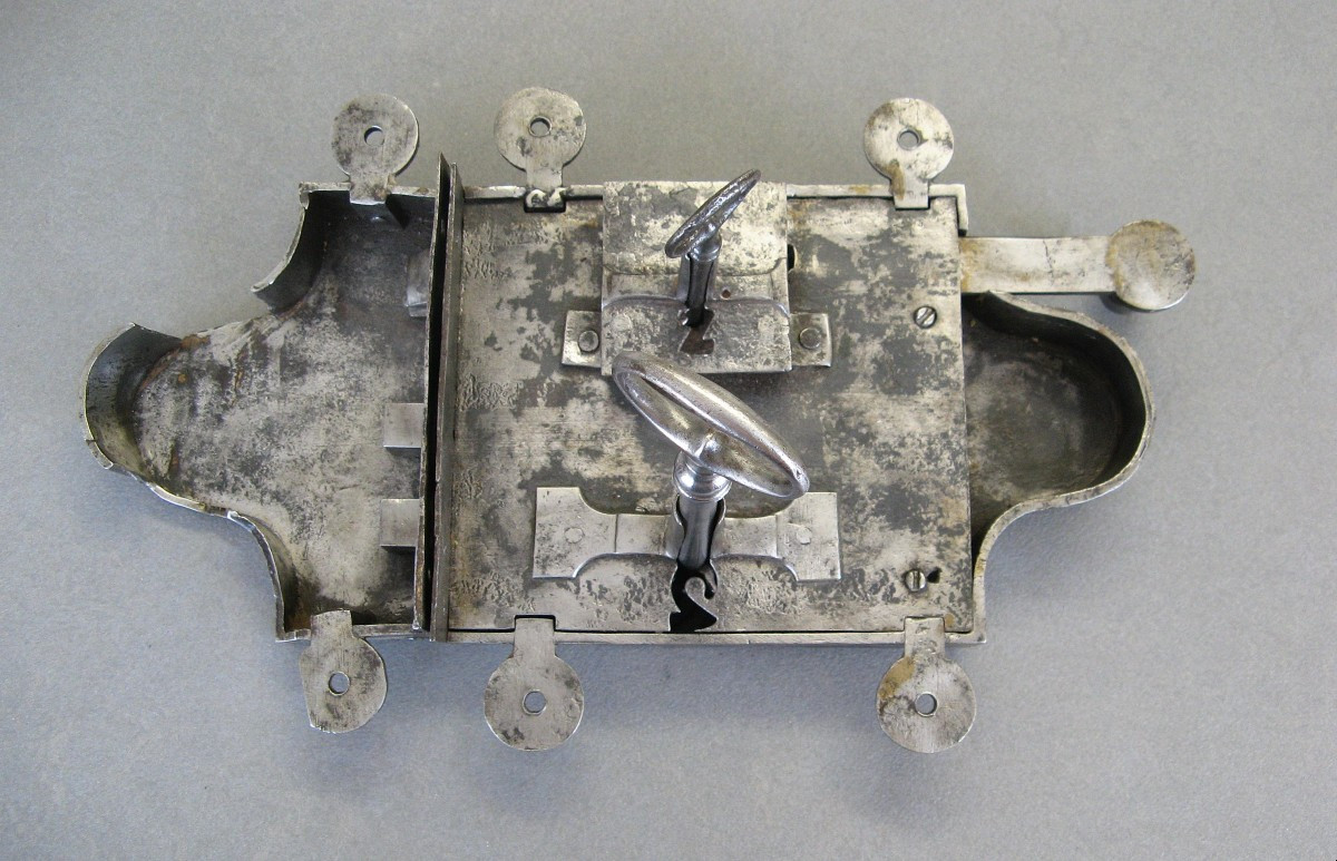 Large Castle Gate Lock.-photo-3