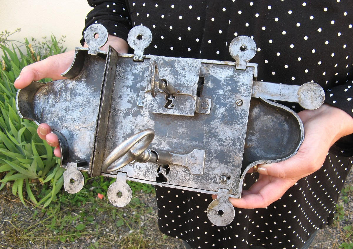 Large Castle Gate Lock.-photo-1