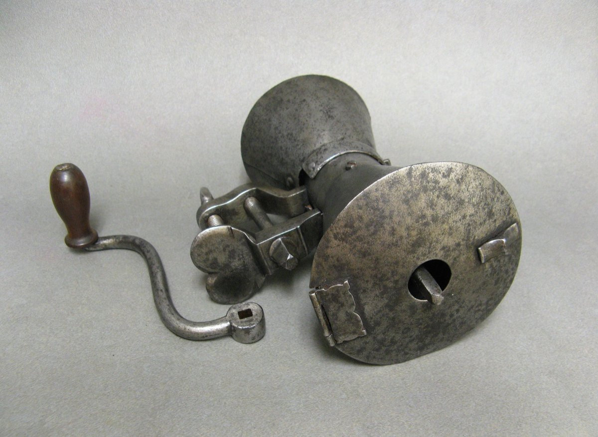 Moulin à Café En Fer Forgé de Forme Sablier XVIIe/XVIIIe.-photo-4