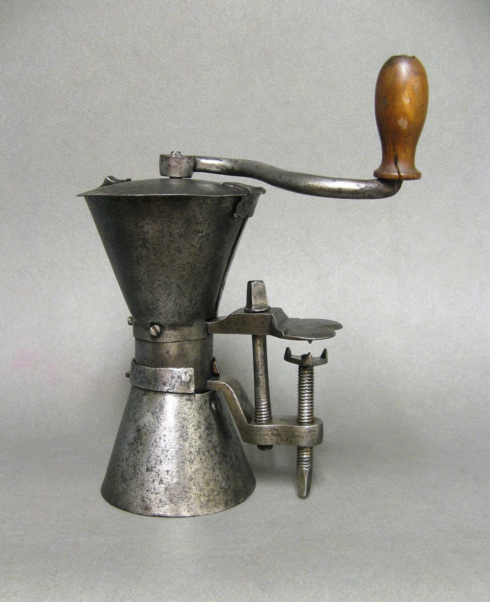 Moulin à Café En Fer Forgé de Forme Sablier XVIIe/XVIIIe.