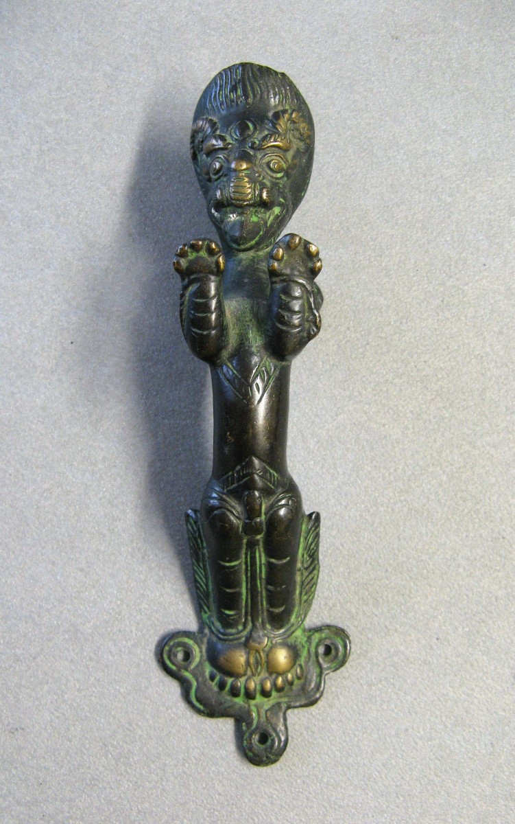 Poignée De Porte En Bronze De Temple.