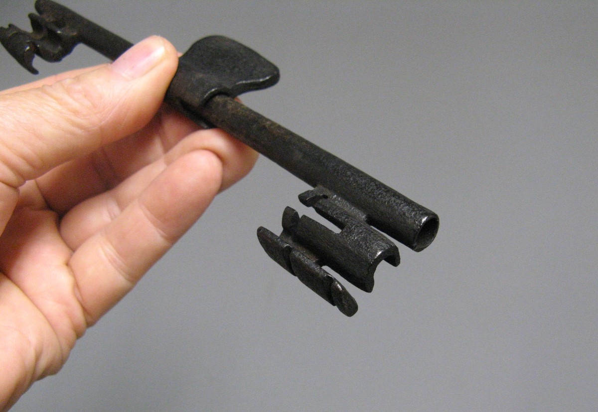 Clé Passe-partout en fer forgé XVIIIe.-photo-2