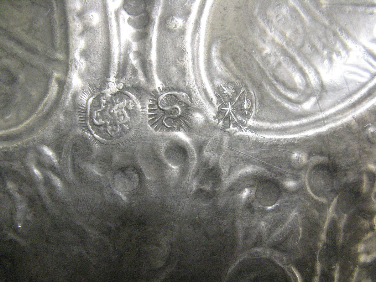 Large Oval Pewter Dish With Marquis's Crown And Coat Of Arms.-photo-4