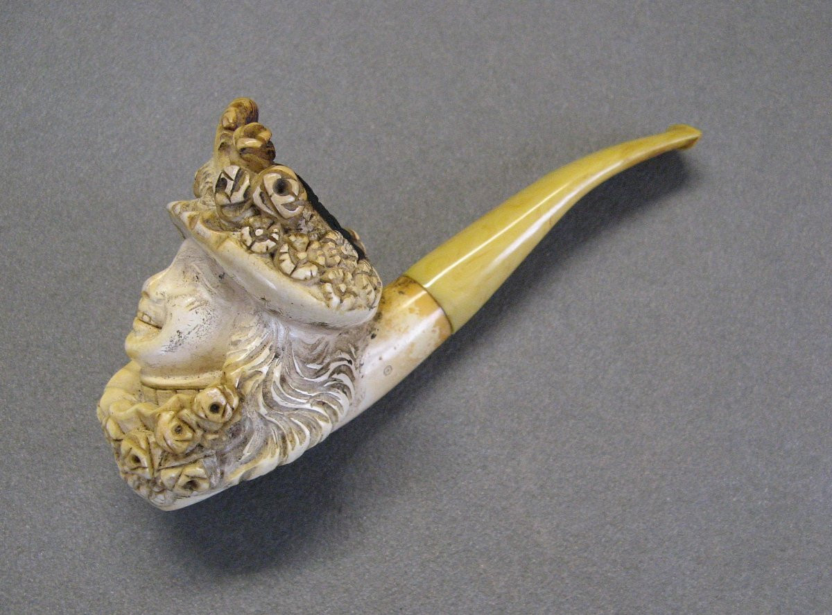 Meerschaum Pipe Depicting A Renaissance Figure.-photo-2