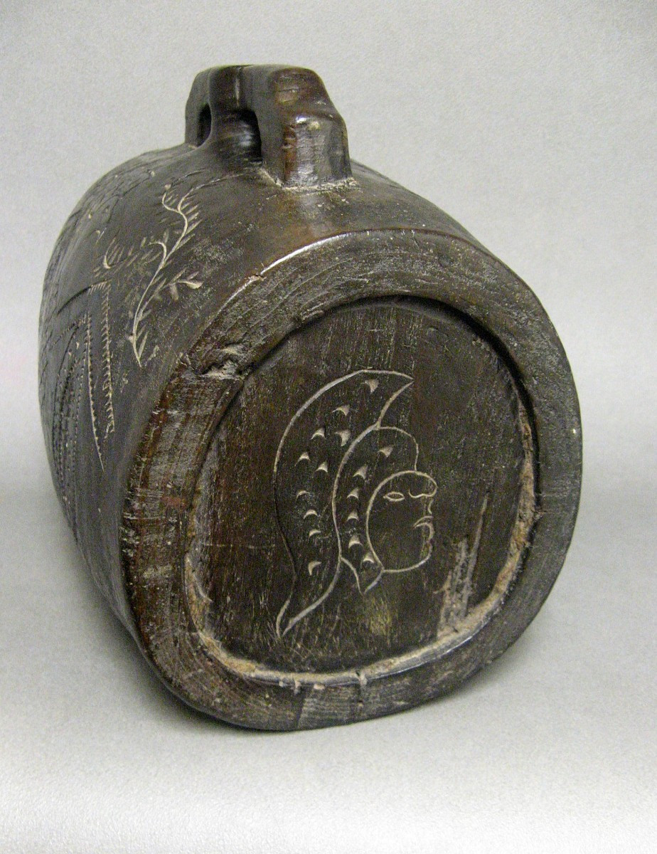 Gourde de soldat en bois sculpté.-photo-1