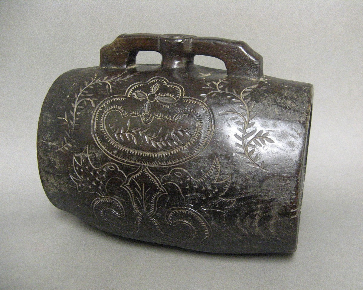 Gourde de soldat en bois sculpté.