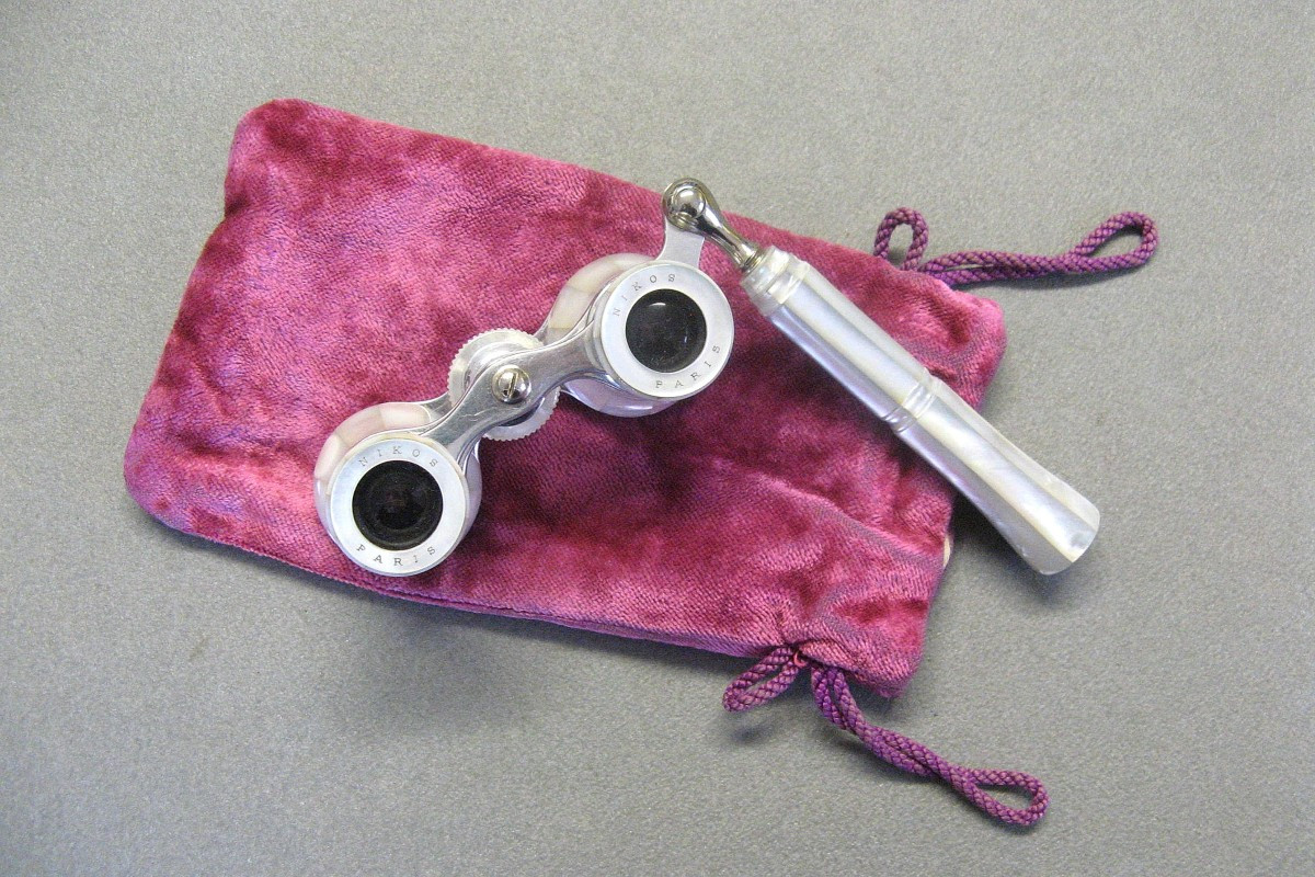 Pair Of Mother-of-pearl Theatre Binoculars Signed Nikos Paris 19th Century.