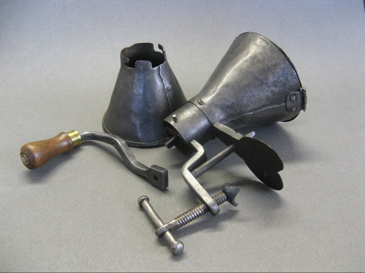 Moulin A Café En Fer Forgé Du XVIIIe siècle.-photo-1