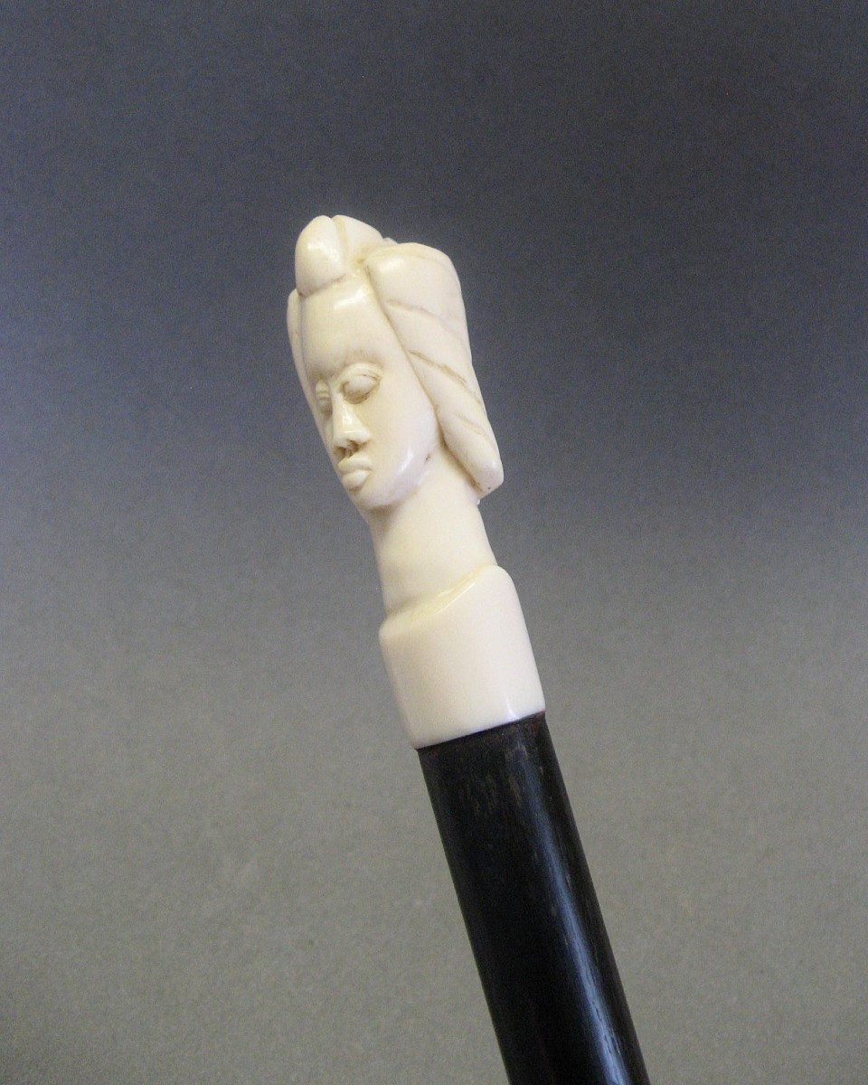 Canne bâton de marche pommeau à tête de femme.