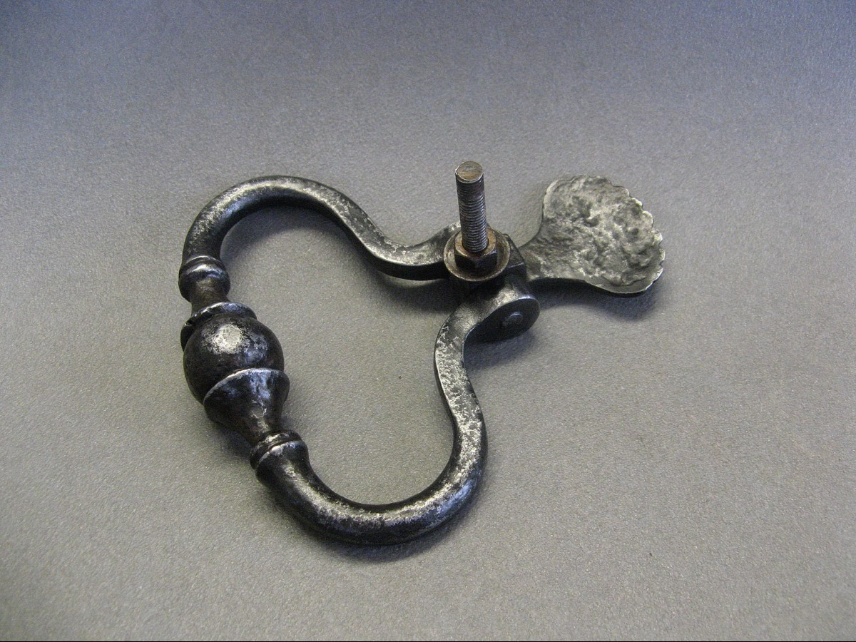 Heurtoir en fer forgé début XIXème. Coquille Saint Jacques De Compostelle.-photo-3