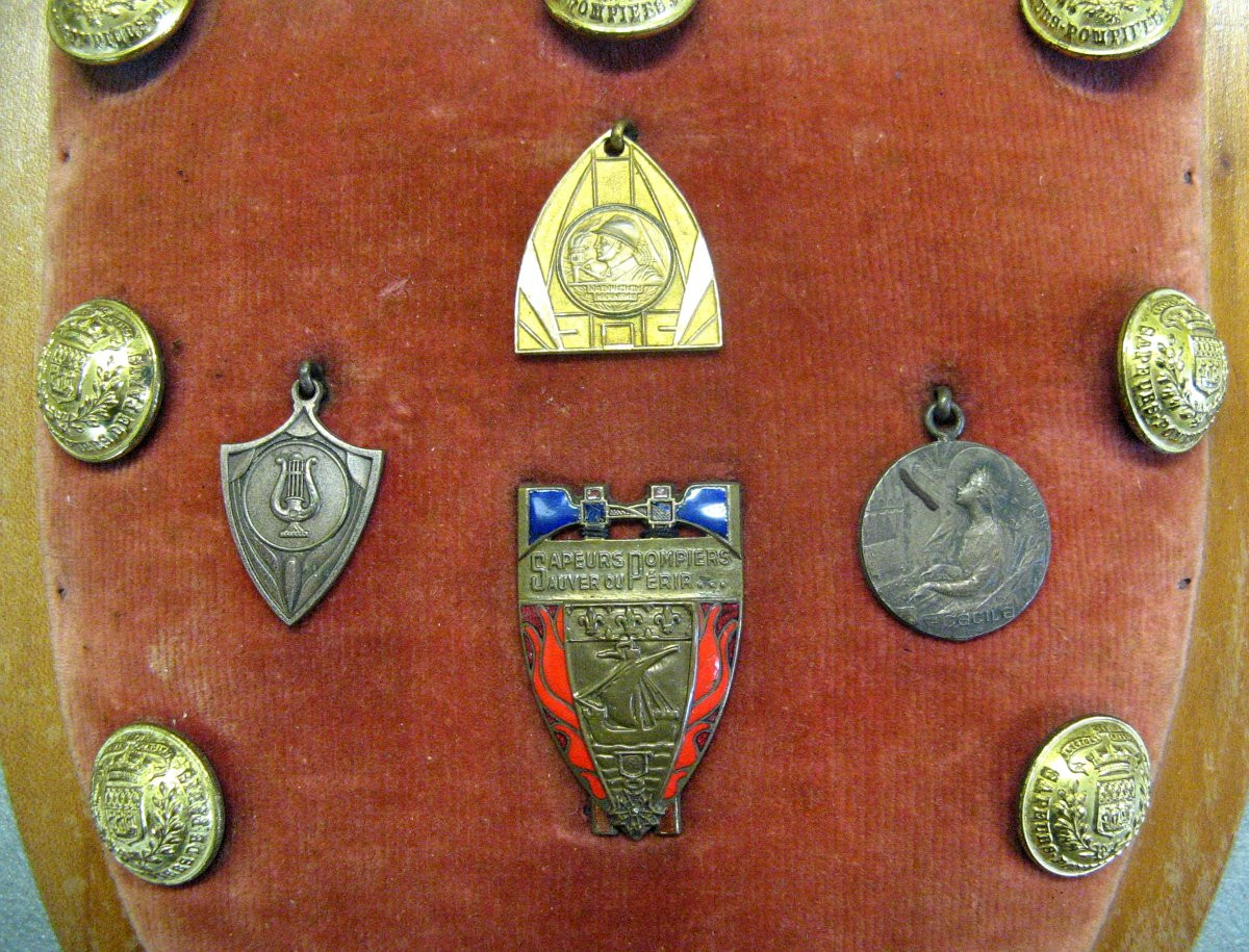 Ensemble De Boutons Et Médailles Sapeur Pompier De Paris.-photo-2