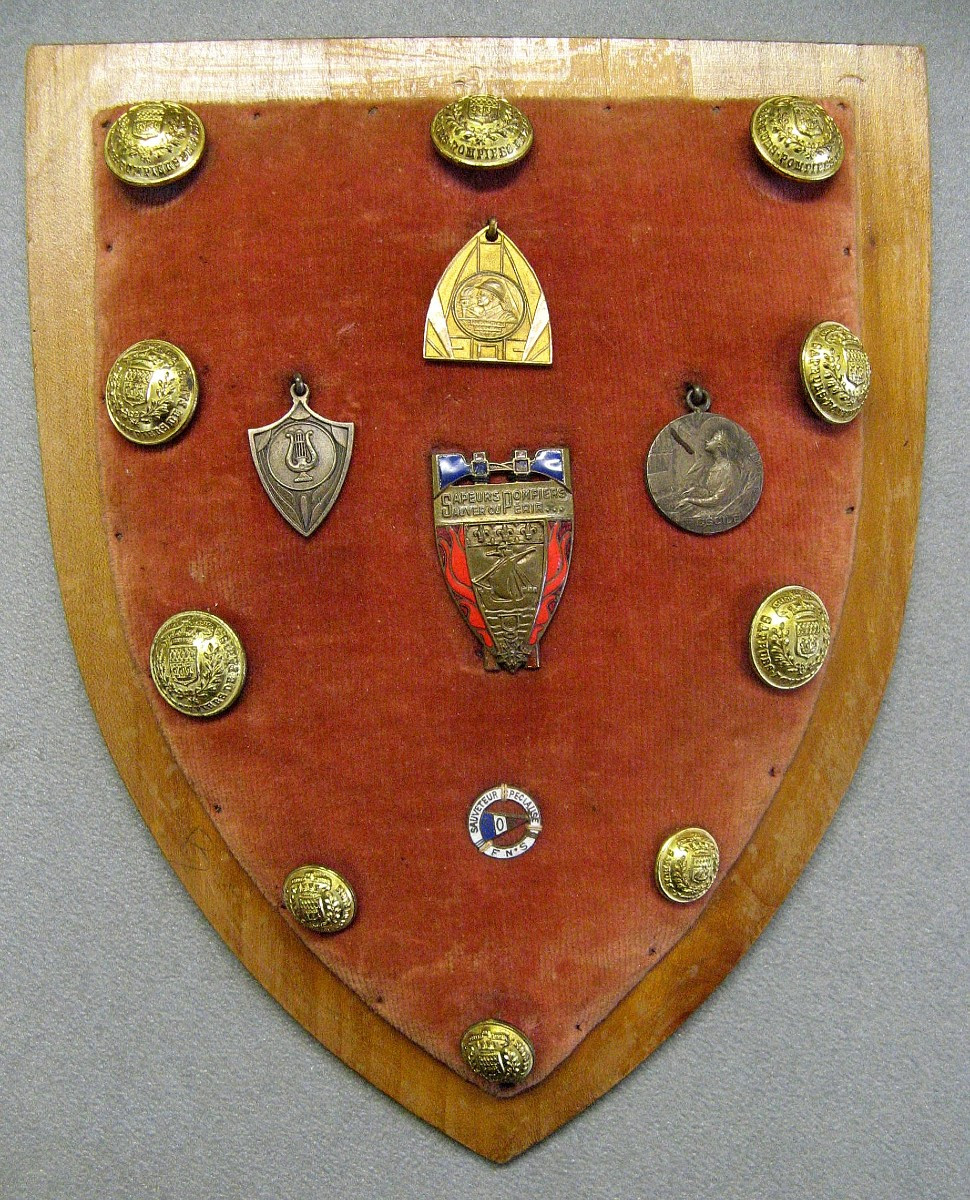 Ensemble De Boutons Et Médailles Sapeur Pompier De Paris.