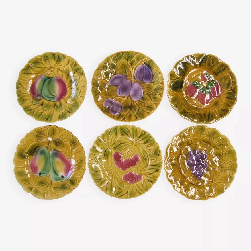 Assiettes  en barbotine de Sarreguemines.