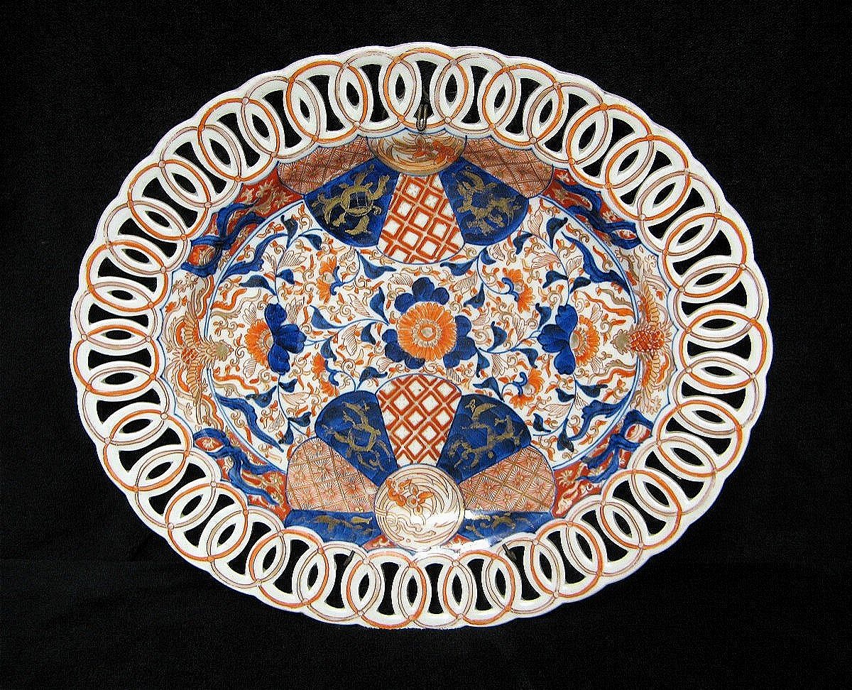 Large Oval Imari Porcelain Dish With Openwork Rim. Circa 1900.
