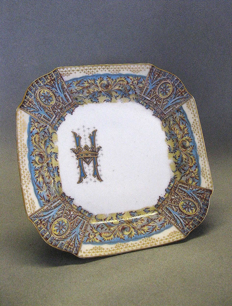 Compotier en faïence aux armoiries de Duc.