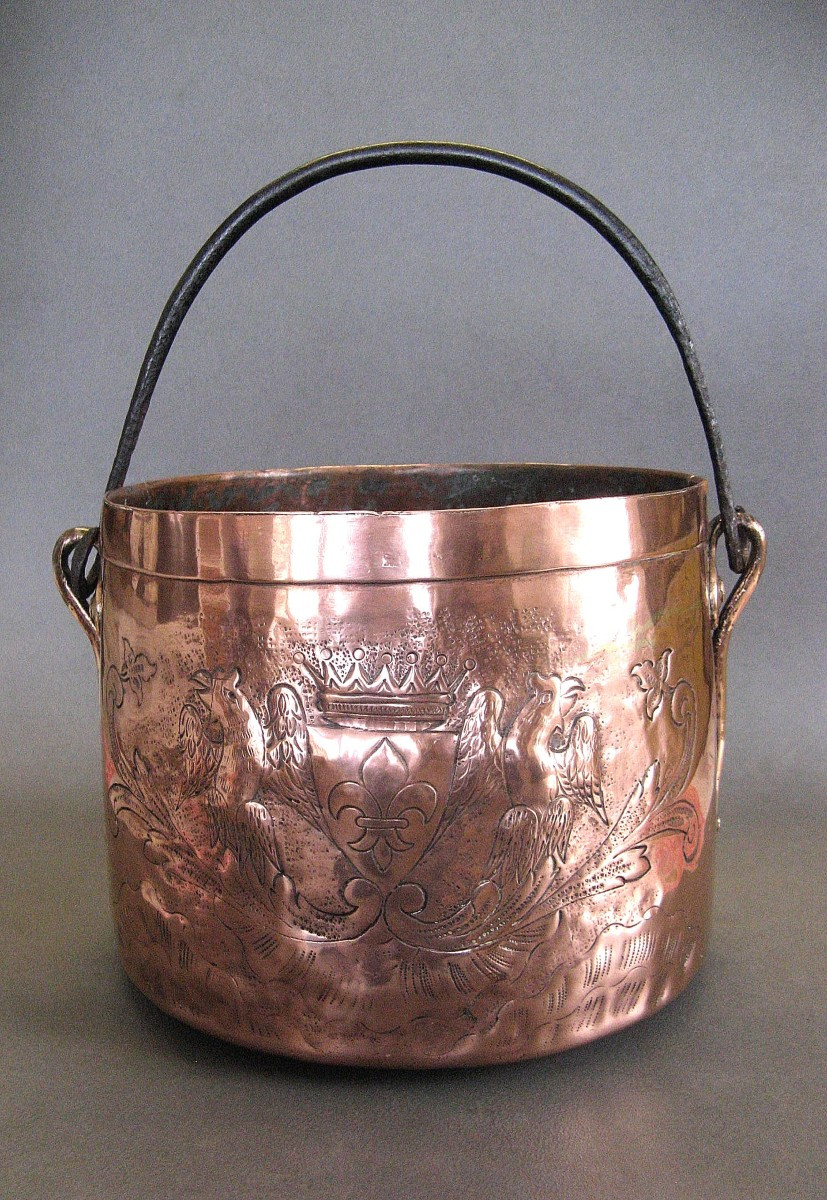Chaudron En Cuivre XVIIe/XVIIIe. Armoirie Avec Couronne De Comte Et fleur de Lys.