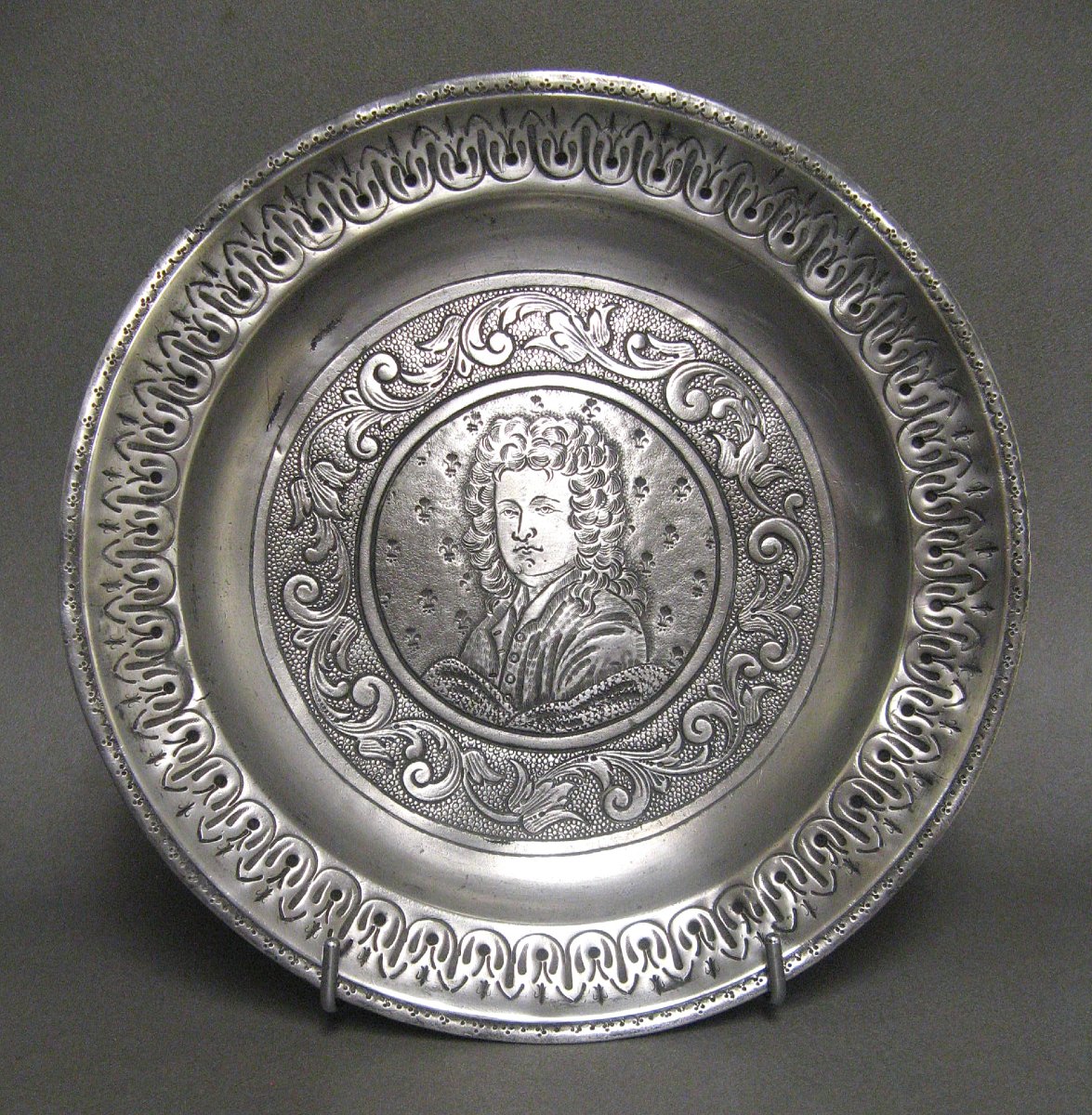 Grand Plat Royaliste De Louis XIV d'Epoque Charles X.