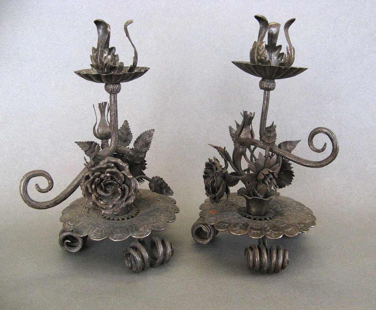 Paire De Bougeoirs A Main Art Nouveau En Fer Forgé.-photo-1