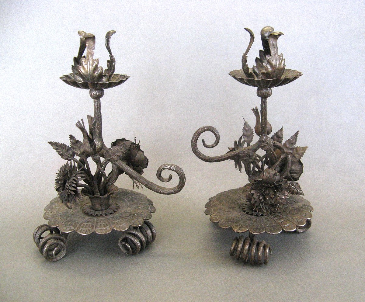 Paire De Bougeoirs A Main Art Nouveau En Fer Forgé.