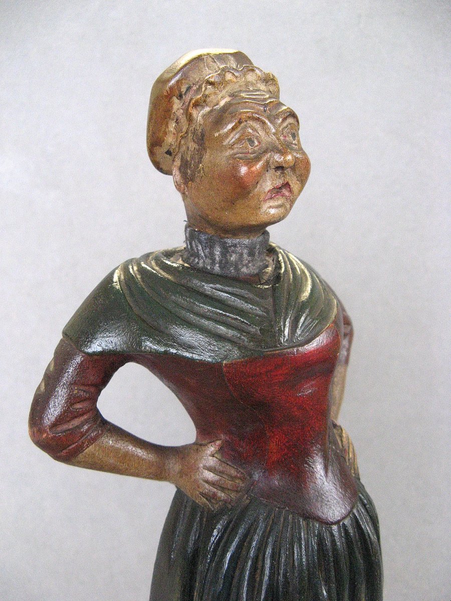 Caricature XIXe en bois sculpté polychrome de la femme peuple.