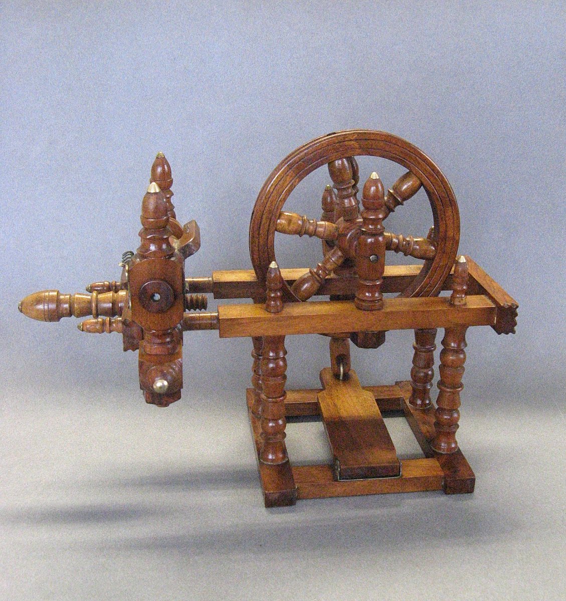 Modèle réduit de rouet horizontal en bois tourné - Travail de maîtrise.-photo-4