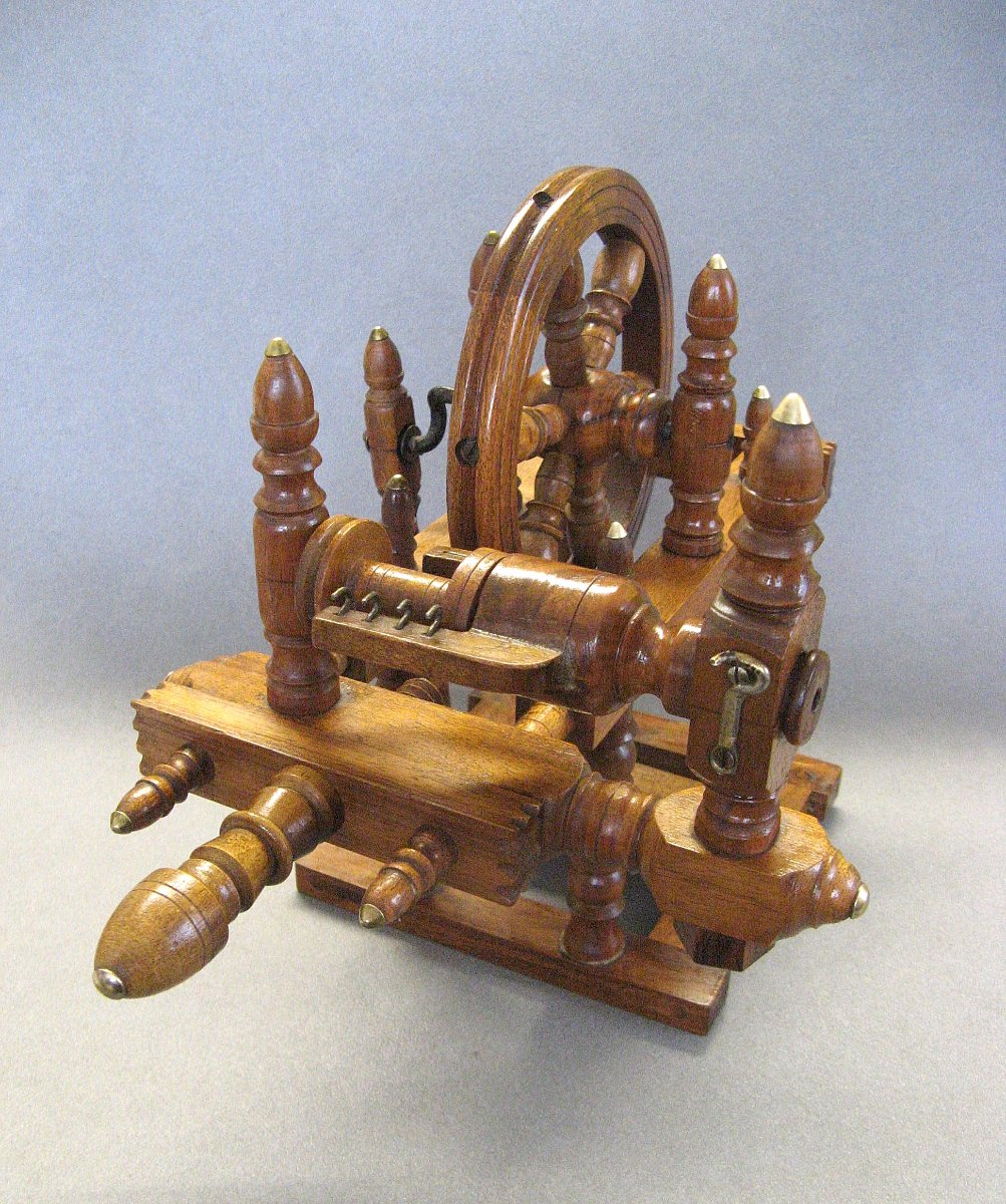 Modèle réduit de rouet horizontal en bois tourné - Travail de maîtrise.-photo-2