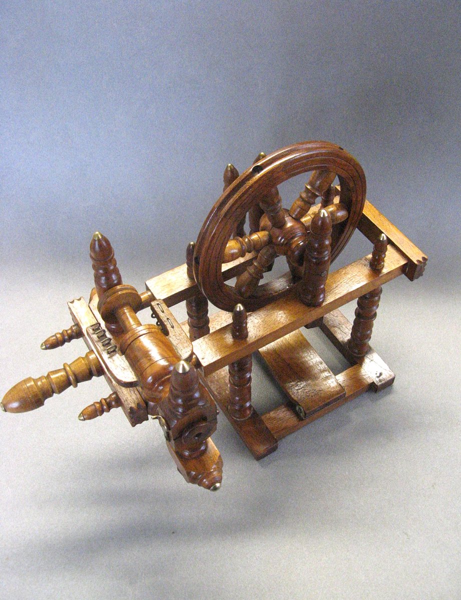 Modèle réduit de rouet horizontal en bois tourné - Travail de maîtrise.-photo-3