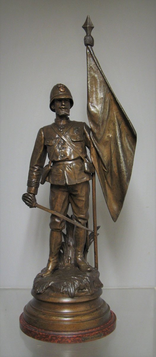 Soldat Porte-Drapeau Des Troupes Colonial. Statue En Régule.