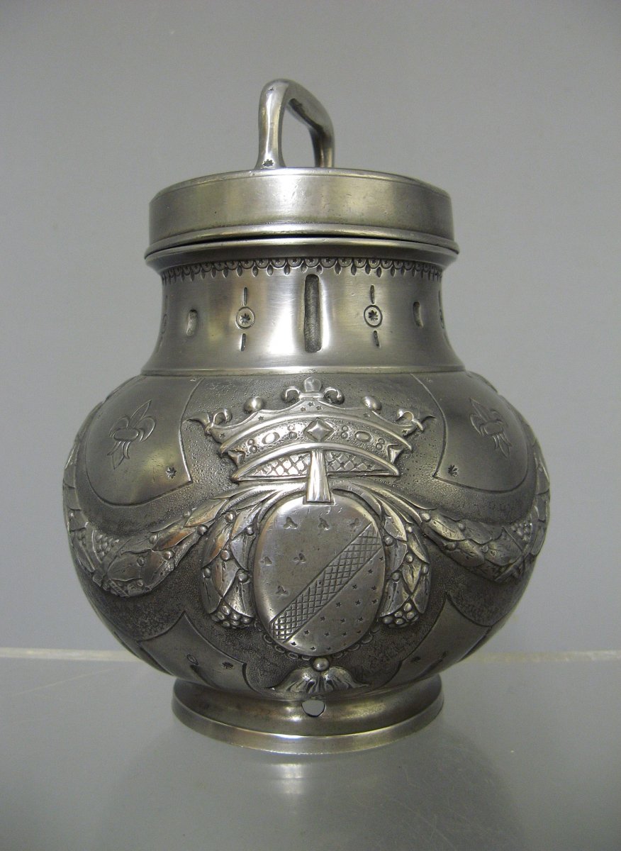 Bain Marie En étain Décoratif Armoiries Et Couronne De Duc.