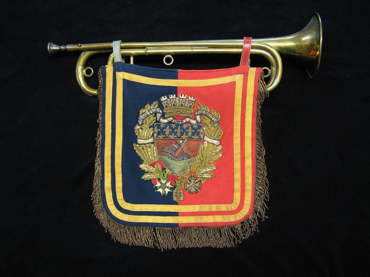 Trompette De La Garde Républicaine. Flamme. Armoiries De Paris.