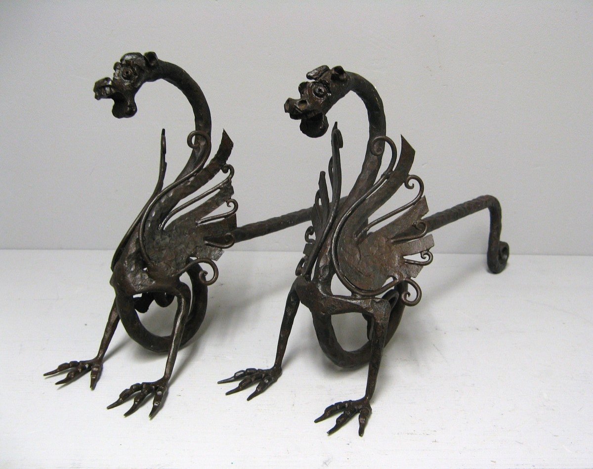Paire De Chenets En Fer Forgé Modèle Aux Dragons