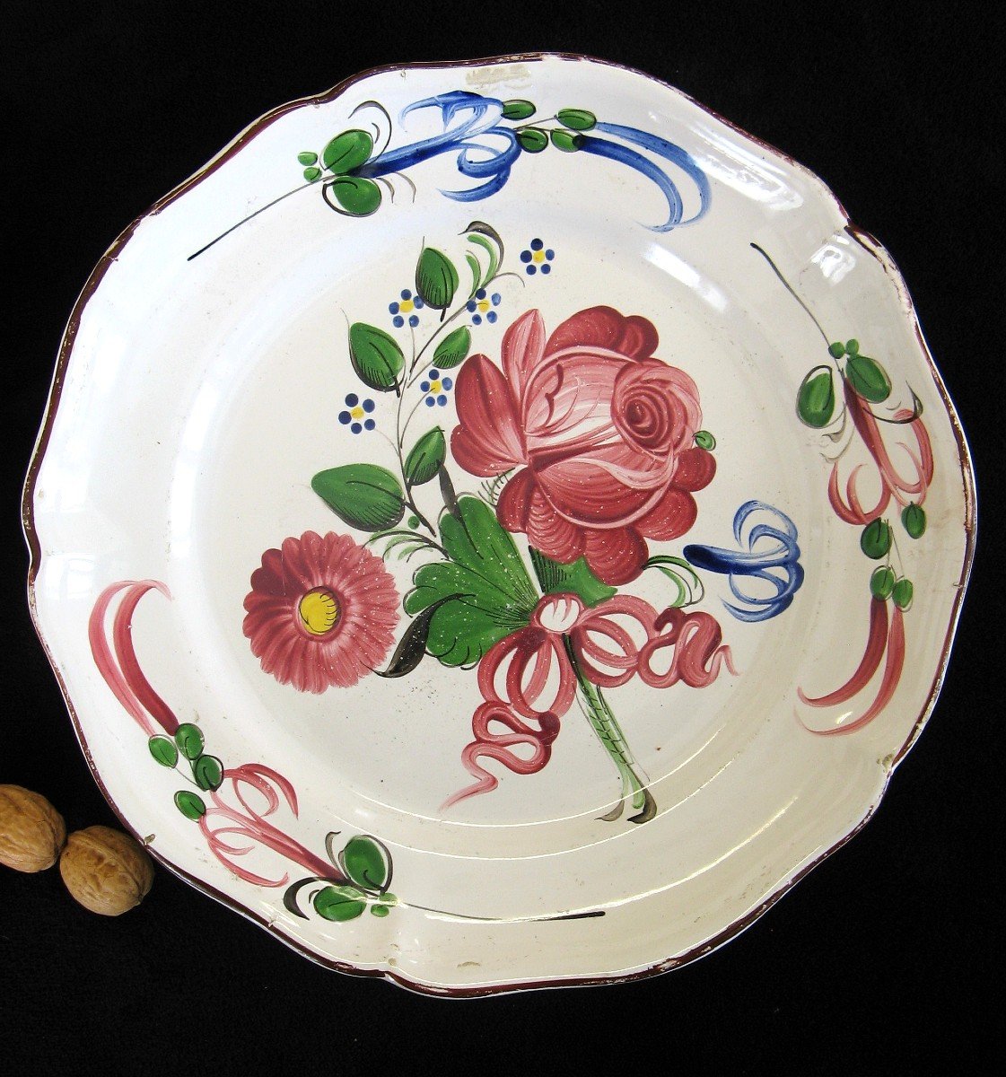 Plat rond 31 Cm En Faïence De l'Est, Décor Florale.