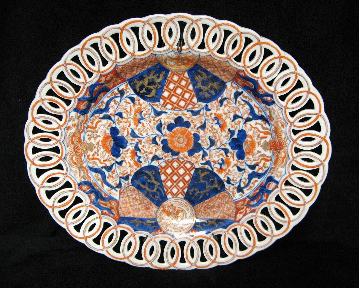 Grand Plat Ovale En Porcelaine Imari Au Pourtour Ajourée. Vers 1900.