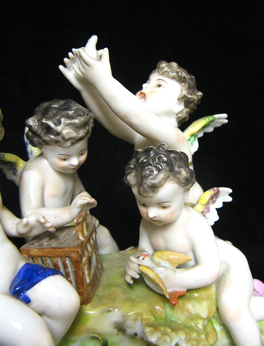 Groupe De Putti Aux Oiseaux En Porcelaine De Rudolstadt.-photo-3