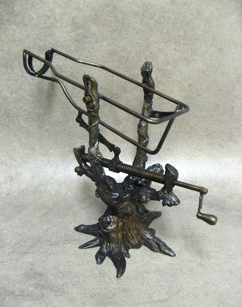 Bronze Wine Decanter With Vine Vines And Putto From The Nineteenth Century.-photo-1