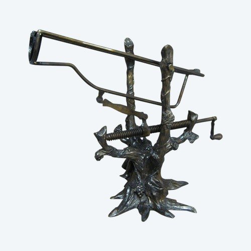 Bronze Wine Decanter With Vine Vines And Putto From The Nineteenth Century.