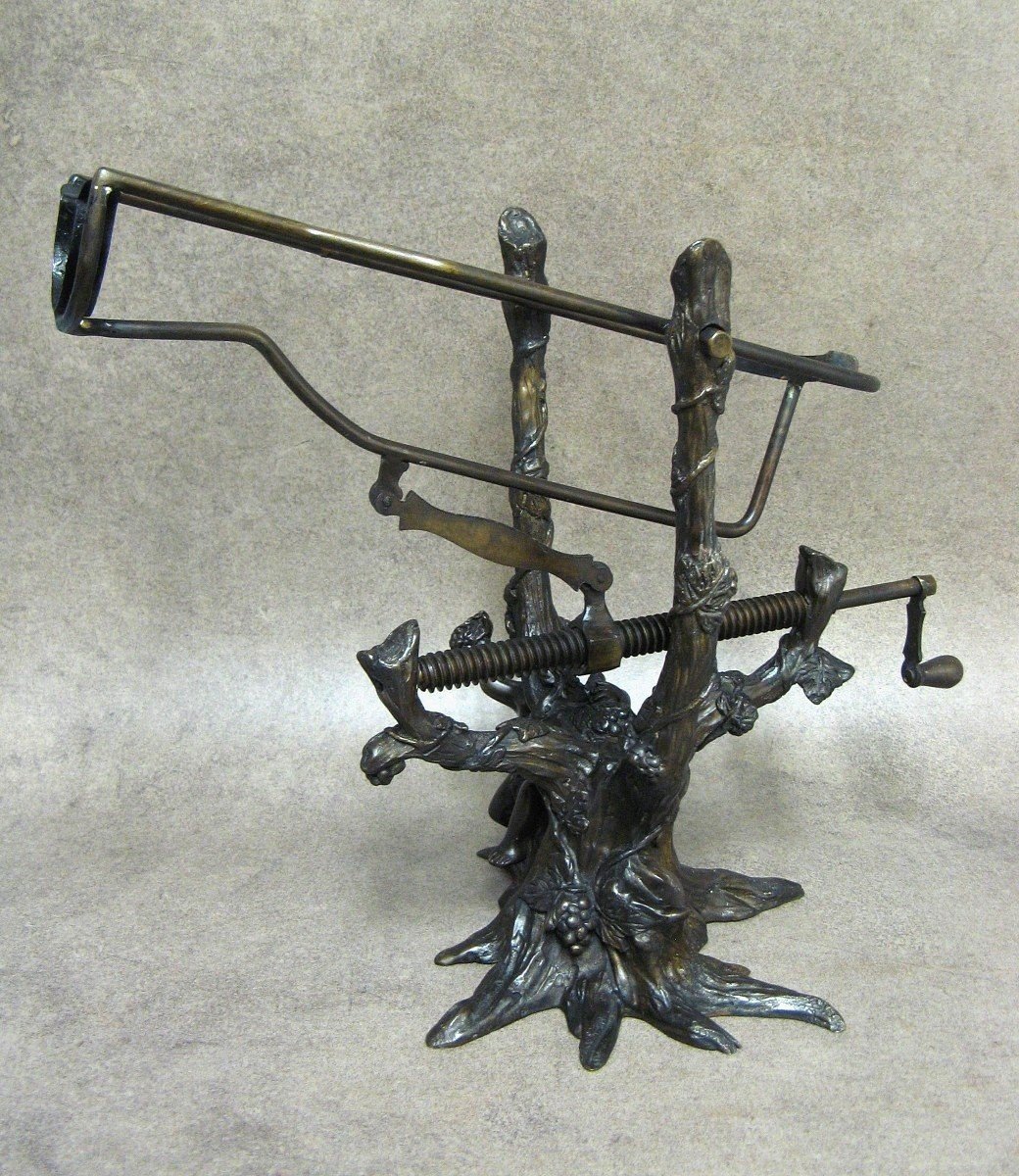 Décanteur à Vin Mécanique En Bronze à Pampres De Vignes Et Putto Du XIXe.
