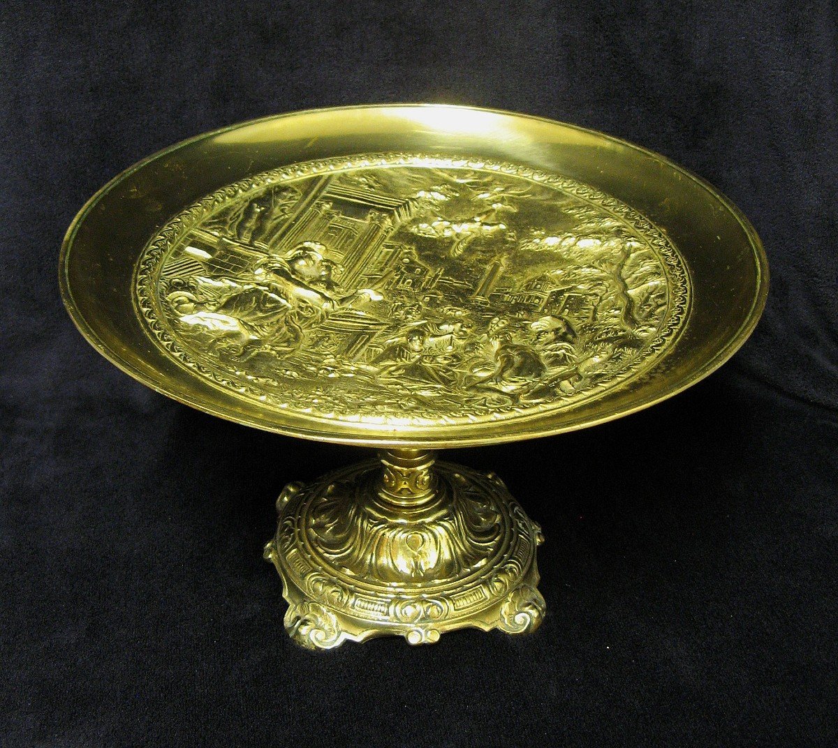 Coupe En Bronze Ornée d'une Scène Mythologique