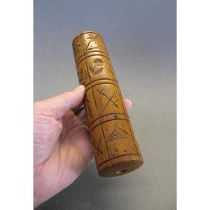 Rouleau à beurre en bois sculpté monoxyle.