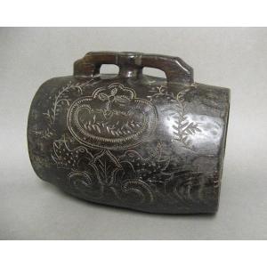 Gourde de soldat en bois sculpté.