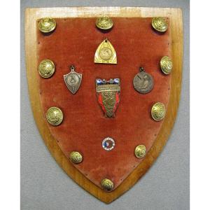 Ensemble De Boutons Et Médailles Sapeur Pompier De Paris.