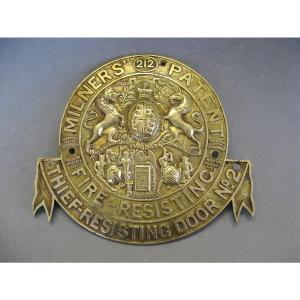 Plaque De Coffre-fort Aux Armoiries De La Monarchie Britannique.