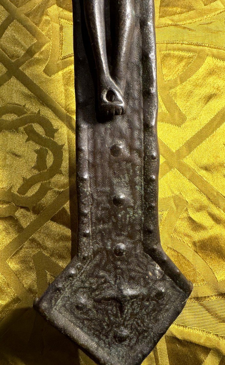 Christ En Bronze Sur Une Croix En Cuivre Repoussé - Circa 1550-photo-3