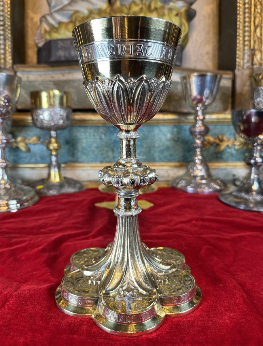 Calice en vermeil ciselé orné de cabochons de pierres de couleur - XIXe 