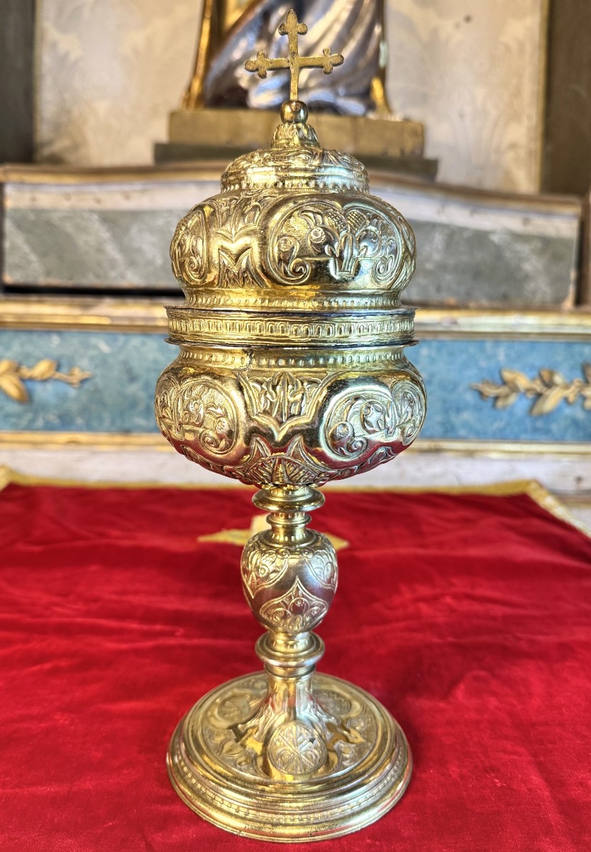 Ciboire en laiton ciselé - XVIIe 